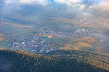 Ortsansicht von Westen mit Dionysius Kapelle zwschen Wolken und Bergen im Ortsteil Gleiszellen in Gleiszellen-Gleishorbach im Bundesland Rheinland-Pfalz, Deutschland
