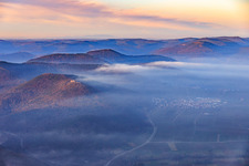 Tiefe Wolken über der Weinstr in Eschbach im Bundesland Rheinland-Pfalz, Deutschland