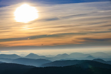Paraglider überm Wasgau am Abend in Fischbach bei Dahn im Bundesland Rheinland-Pfalz, Deutschland