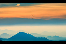 Luftbild von Paraglider überm Wasgau am Abend in Fischbach bei Dahn im Bundesland Rheinland-Pfalz, Deutschland