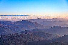 Blick zum Schwarzwald über die Rheinebene in Wolken im Ortsteil Schweigen in Schweigen-Rechtenbach im Bundesland Rheinland-Pfalz, Deutschland