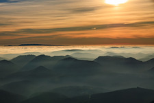 Luftbild von Blick zum Schwarzwald über die Rheinebene in Wolken im Ortsteil Schweigen in Schweigen-Rechtenbach im Bundesland Rheinland-Pfalz, Deutschland