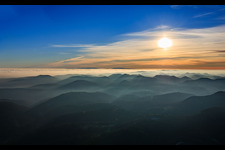 Blick zum Schwarzwald über die Rheinebene in Wolken in Wissembourg im Bundesland Bas-Rhin, Frankreich