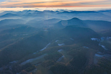 Pfälzerwalds und Nordvogesen im Abenddunst in Erlenbach bei Dahn im Bundesland Rheinland-Pfalz, Deutschland