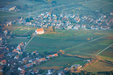 Luftbild von Ortsansicht von Westen mit Dionysius Kapelle zwschen Wolken und Bergen im Ortsteil Gleiszellen in Gleiszellen-Gleishorbach im Bundesland Rheinland-Pfalz, Deutschland