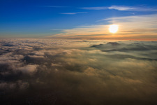 Tiefe Wolken über der Rheinebene im Ortsteil Rechtenbach in Schweigen-Rechtenbach im Bundesland Rheinland-Pfalz, Deutschland