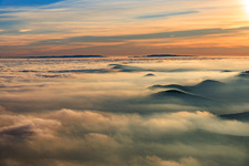 Tiefe Wolken über der Rheinebene in Dörrenbach im Bundesland Rheinland-Pfalz, Deutschland