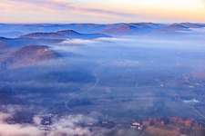 Luftbild von Tiefe Wolken über der Weinstr in Eschbach im Bundesland Rheinland-Pfalz, Deutschland