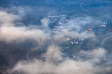 Tiefe Wolken über der Pfalzklinik Landeck in Klingenmünster im Bundesland Rheinland-Pfalz, Deutschland