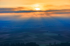 Sonnenuntergang bei tiefen Wolken in Oberhausen im Bundesland Rheinland-Pfalz, Deutschland