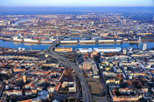 Verlauf der noch abzureissenden Hochstraße Nord(B44) am halb abgerissenen, ehemaligen Rathaus Ludwigshafen im ehemaligen Rathaus Center über die Kurt-Schuhmacher-Brücke über den Rhein nach Mannheim im Ortsteil Hemshof in Ludwigshafen am Rhein im Bundesland Rheinland-Pfalz, Deutschland