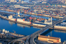 Landzunge zwischen Rhein und Mühlauhafen unter der Kurt-Schuhmacher-Brücke im Ortsteil Innenstadt in Mannheim im Bundesland Baden-Württemberg, Deutschland