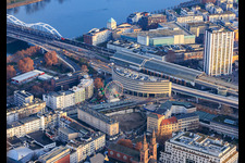 Großes Loch von Ludwigshafen und Berliner Platz mit Riesenrad am Weihnachtsmarkt vor der Apollonia Kurpfalzklinik im Ortsteil Mitte in Ludwigshafen am Rhein im Bundesland Rheinland-Pfalz, Deutschland