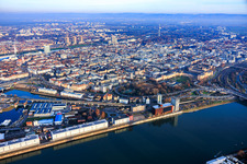 Luftbild von Stadtansicht aus Westen zwischen Rhein und Neckar im Ortsteil Innenstadt in Mannheim im Bundesland Baden-Württemberg, Deutschland