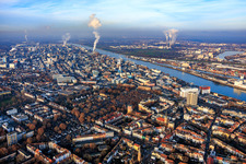 Schrägluftbild von Chemiewerk BASF am Rhein von Süden in Ludwigshafen am Rhein im Bundesland Rheinland-Pfalz, Deutschland