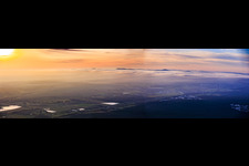 Sonnenuntergang über Winternebel an der Haardt im Ortsteil Speyerdorf in Neustadt an der Weinstraße im Bundesland Rheinland-Pfalz, Deutschland