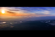 Luftbild von Sonnenuntergang über Winternebel an der Haardt im Ortsteil Speyerdorf in Neustadt an der Weinstraße im Bundesland Rheinland-Pfalz, Deutschland