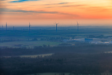 Windpark Offenbach an einem nebligen Winterabend in Offenbach an der Queich im Bundesland Rheinland-Pfalz, Deutschland