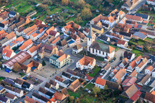 Dorfplatz mit Bürgerhaus und VR Bank Südpfalz eG Filiale Ottersheim sowie Kirche in Ottersheim bei Landau im Bundesland Rheinland-Pfalz, Deutschland