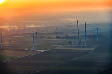 Sonnenuntergang beim Repowering des Windpark Minfeld. JUWI ersetzt vier Altanlagen (GE 1.5) aus 2004 durch zwei neue, modernen Anlagen vom Typ Vestas V162 mit je sechs MW im Bundesland Rheinland-Pfalz, Deutschland