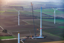Luftbild von Riesenkran zum Repowering des Windpark Minfeld. JUWI ersetzt vier Altanlagen (GE 1.5) aus 2004 durch zwei neue, modernen Anlagen vom Typ Vestas V162 mit je sechs MW im Bundesland Rheinland-Pfalz, Deutschland