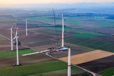Riesenkran zum Repowering des Windpark Minfeld. JUWI ersetzt vier Altanlagen (GE 1.5) aus 2004 durch zwei neue, modernen Anlagen vom Typ Vestas V162 mit je sechs MW im Bundesland Rheinland-Pfalz, Deutschland von oben