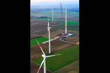 Riesenkran zum Repowering des Windpark Minfeld. JUWI ersetzt vier Altanlagen (GE 1.5) aus 2004 durch zwei neue, modernen Anlagen vom Typ Vestas V162 mit je sechs MW im Bundesland Rheinland-Pfalz, Deutschland aus der Luft