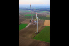 Riesenkran zum Repowering des Windpark Minfeld. JUWI ersetzt vier Altanlagen (GE 1.5) aus 2004 durch zwei neue, modernen Anlagen vom Typ Vestas V162 mit je sechs MW im Bundesland Rheinland-Pfalz, Deutschland von oben gesehen