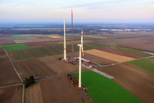 Riesenkran zum Repowering des Windpark Minfeld. JUWI ersetzt vier Altanlagen (GE 1.5) aus 2004 durch zwei neue, modernen Anlagen vom Typ Vestas V162 mit je sechs MW im Bundesland Rheinland-Pfalz, Deutschland vom Flugzeug aus