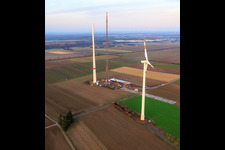 Riesenkran zum Repowering des Windpark Minfeld. JUWI ersetzt vier Altanlagen (GE 1.5) aus 2004 durch zwei neue, modernen Anlagen vom Typ Vestas V162 mit je sechs MW im Bundesland Rheinland-Pfalz, Deutschland aus der Vogelperspektive