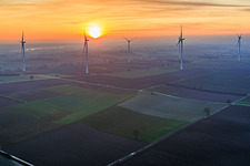 Sonnenuntergang beim Windpark Freckenfeld im Bundesland Rheinland-Pfalz, Deutschland