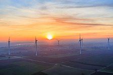 Luftbild von Sonnenuntergang beim Windpark Freckenfeld im Bundesland Rheinland-Pfalz, Deutschland