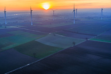 Luftaufnahme von Sonnenuntergang beim Windpark Freckenfeld im Bundesland Rheinland-Pfalz, Deutschland