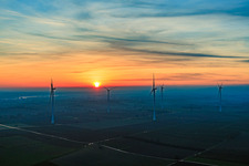 Schrägluftbild von Sonnenuntergang beim Windpark Freckenfeld im Bundesland Rheinland-Pfalz, Deutschland