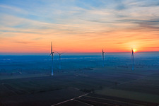 Sonnenuntergang beim Windpark Freckenfeld im Bundesland Rheinland-Pfalz, Deutschland von oben