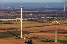 Riesenkran zum Repowering des Windpark Minfeld. JUWI ersetzt vier Altanlagen (GE 1.5) aus 2004 durch zwei neue, modernen Anlagen vom Typ Vestas V162 mit je sechs MW im Bundesland Rheinland-Pfalz, Deutschland aus der Luft betrachtet