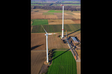 Drohnenbild von Riesenkran zum Repowering des Windpark Minfeld. JUWI ersetzt vier Altanlagen (GE 1.5) aus 2004 durch zwei neue, modernen Anlagen vom Typ Vestas V162 mit je sechs MW im Bundesland Rheinland-Pfalz, Deutschland