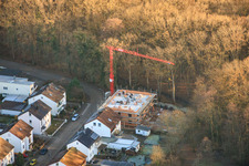 Baustelle für Neubau eines Mehfamilienhaus in der Elsässer Straße in Kandel im Bundesland Rheinland-Pfalz, Deutschland