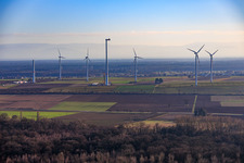 Schrägluftbild von Repowering des Windpark Minfeld. JUWI ersetzt vier Altanlagen (GE 1.5) aus 2004 durch zwei neue, modernen Anlagen vom Typ Vestas V162 mit je sechs MW im Bundesland Rheinland-Pfalz, Deutschland