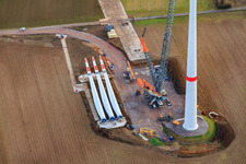 Luftbild von Repowering des Windpark Minfeld. JUWI ersetzt vier Altanlagen (GE 1.5) aus 2004 durch zwei neue, modernen Anlagen vom Typ Vestas V162 mit je sechs MW in Kandel im Bundesland Rheinland-Pfalz, Deutschland