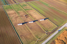 Luftaufnahme von Hühnermobil für Freilandeier der 24h Eierautomaten des Buschhof in Offenbach an der Queich im Bundesland Rheinland-Pfalz, Deutschland