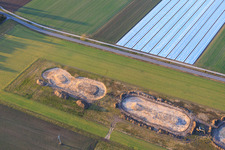 Arbeiten zur Verbesserung der Biotop-Ausgleichsflächen zur Umsiedlung des Kiebitz in Folge des Woindparks an der Maxstraße in Hatzenbühl im Bundesland Rheinland-Pfalz, Deutschland