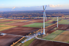 Schrägluftbild von Repowering des Windpark Minfeld. JUWI ersetzt vier Altanlagen (GE 1.5) aus 2004 durch zwei neue, modernen Anlagen vom Typ Vestas V162 mit je sechs MW in Kandel im Bundesland Rheinland-Pfalz, Deutschland