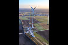 Repowering des Windpark Minfeld. JUWI ersetzt vier Altanlagen (GE 1.5) aus 2004 durch zwei neue, modernen Anlagen vom Typ Vestas V162 mit je sechs MW in Kandel im Bundesland Rheinland-Pfalz, Deutschland vom Flugzeug aus