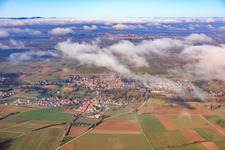 Ortsansicht von Süden unter Wolken im Ortsteil Mühlhofen in Billigheim-Ingenheim im Bundesland Rheinland-Pfalz, Deutschland