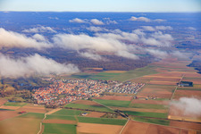Ortsansicht von Westen unter Wolken in Steinweiler im Bundesland Rheinland-Pfalz, Deutschland