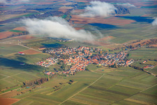 Ortsansicht von Südwesten unter Wolken in Impflingen im Bundesland Rheinland-Pfalz, Deutschland