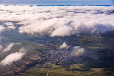 Ortsansicht von Osten unter Wolken in Göcklingen im Bundesland Rheinland-Pfalz, Deutschland