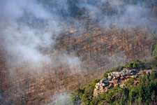 Orensfels mit Windsack in Wolken in Frankweiler im Bundesland Rheinland-Pfalz, Deutschland