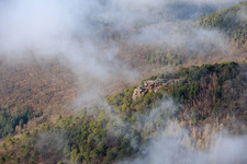 Luftbild von Orensfels mit Windsack in Wolken in Frankweiler im Bundesland Rheinland-Pfalz, Deutschland